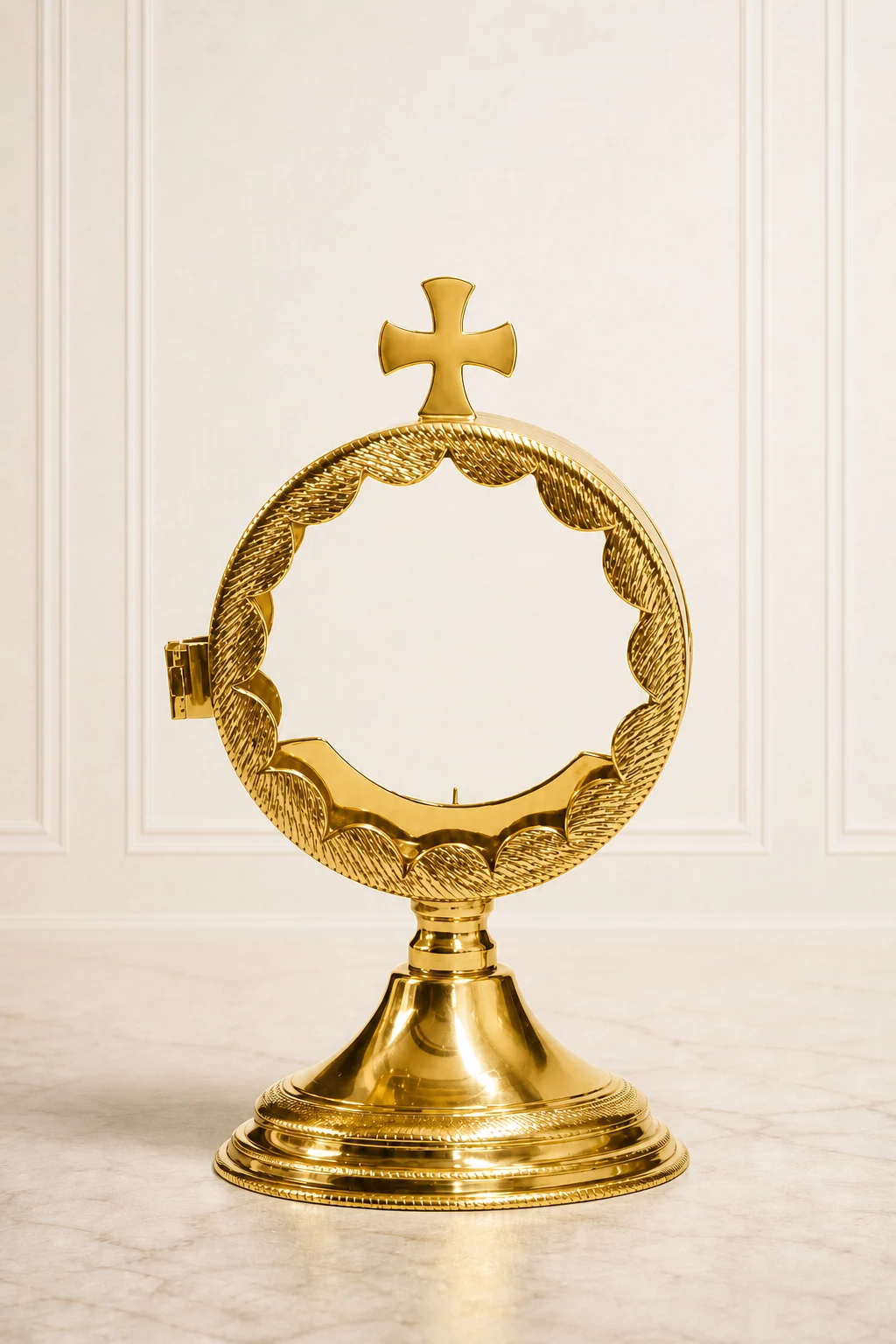 Custodia religiosa dorada Lumen Ref. 2673 con corona de laurel y base ornamentada, fabricada en Bogotá Colombia