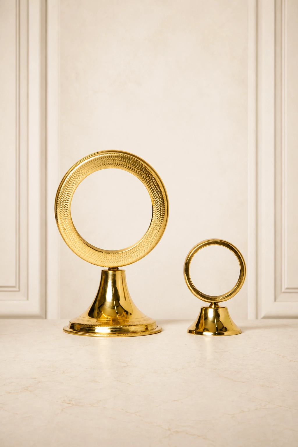 custodia-religiosa-lumen-ref.-2679-lituarte Pareja de ostensorios circulares con baño en oro Referencia 2679 de Lituarte, uno con aro texturizado de gran formato y otro pequeño con aro liso.