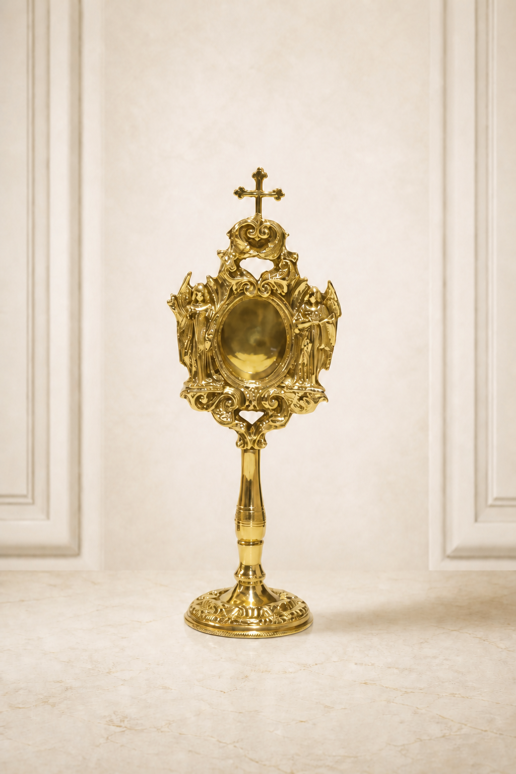 custodia-religiosa-lumen-ref.-2685-lituarte Relicario católico esbelto con baño en oro de tono cálido y ornamentación barroca, Referencia 2685 de la colección de orfebrería Lituarte.