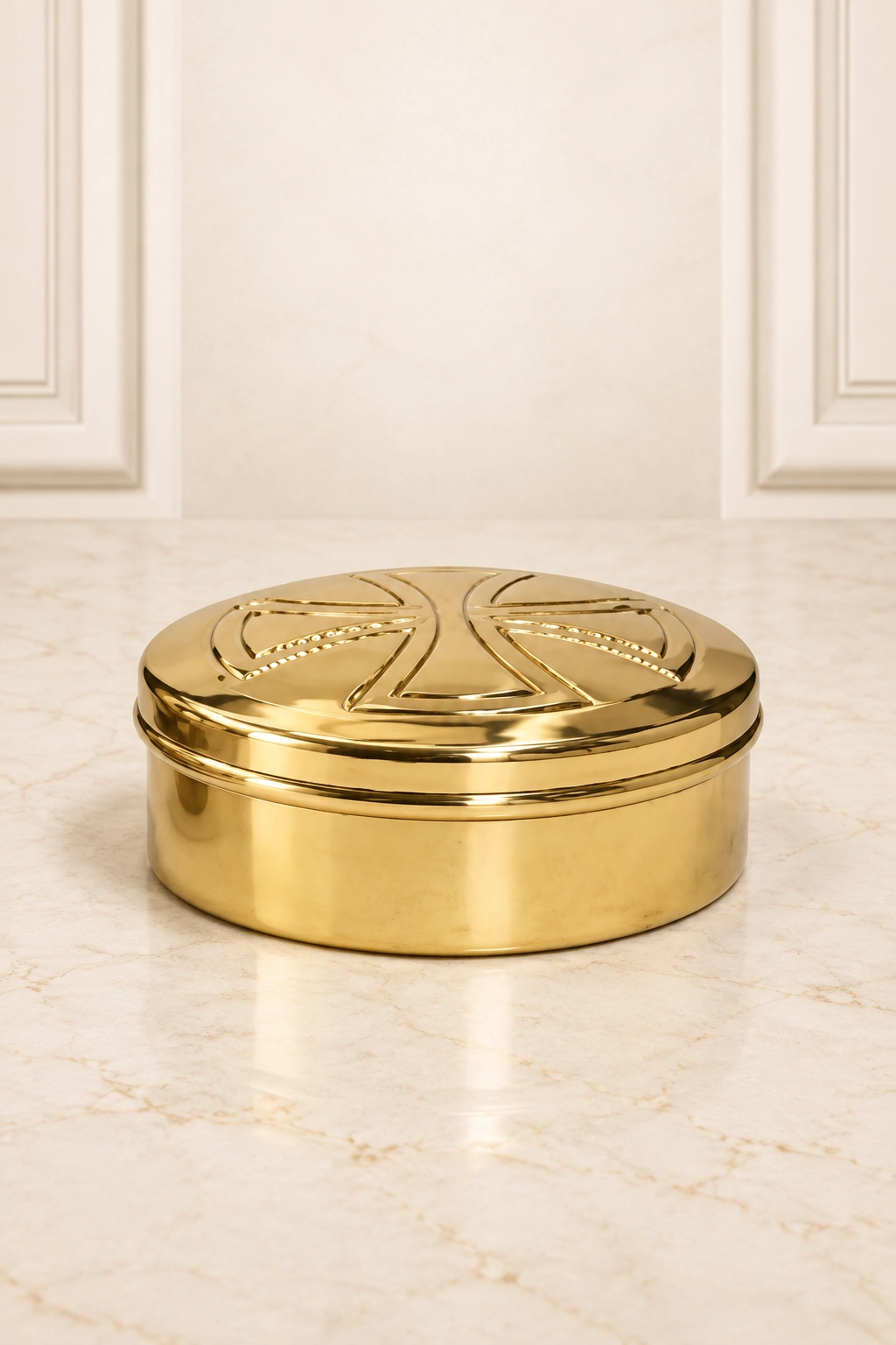caja-para-hostias-ref-ch2041-lituarte Recipiente litúrgico circular Lituarte con tapa en relieve geométrico, borde redondeado y cuerpo cilíndrico dorado.