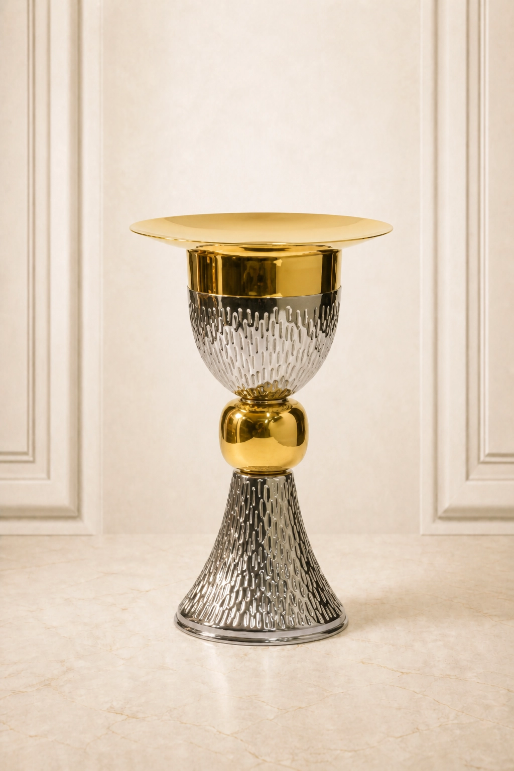 Cáliz litúrgico bicolor con patena dorada superior, nudo esférico dorado y cuerpo con relieve martillado plateado