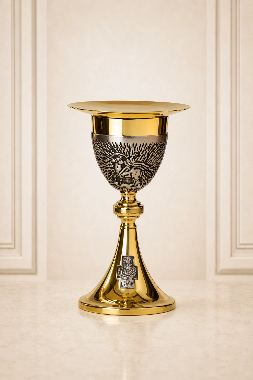 Cáliz litúrgico bicolor con patena superior, copa de relieve figurativo y vegetal, fuste dorado y base circular