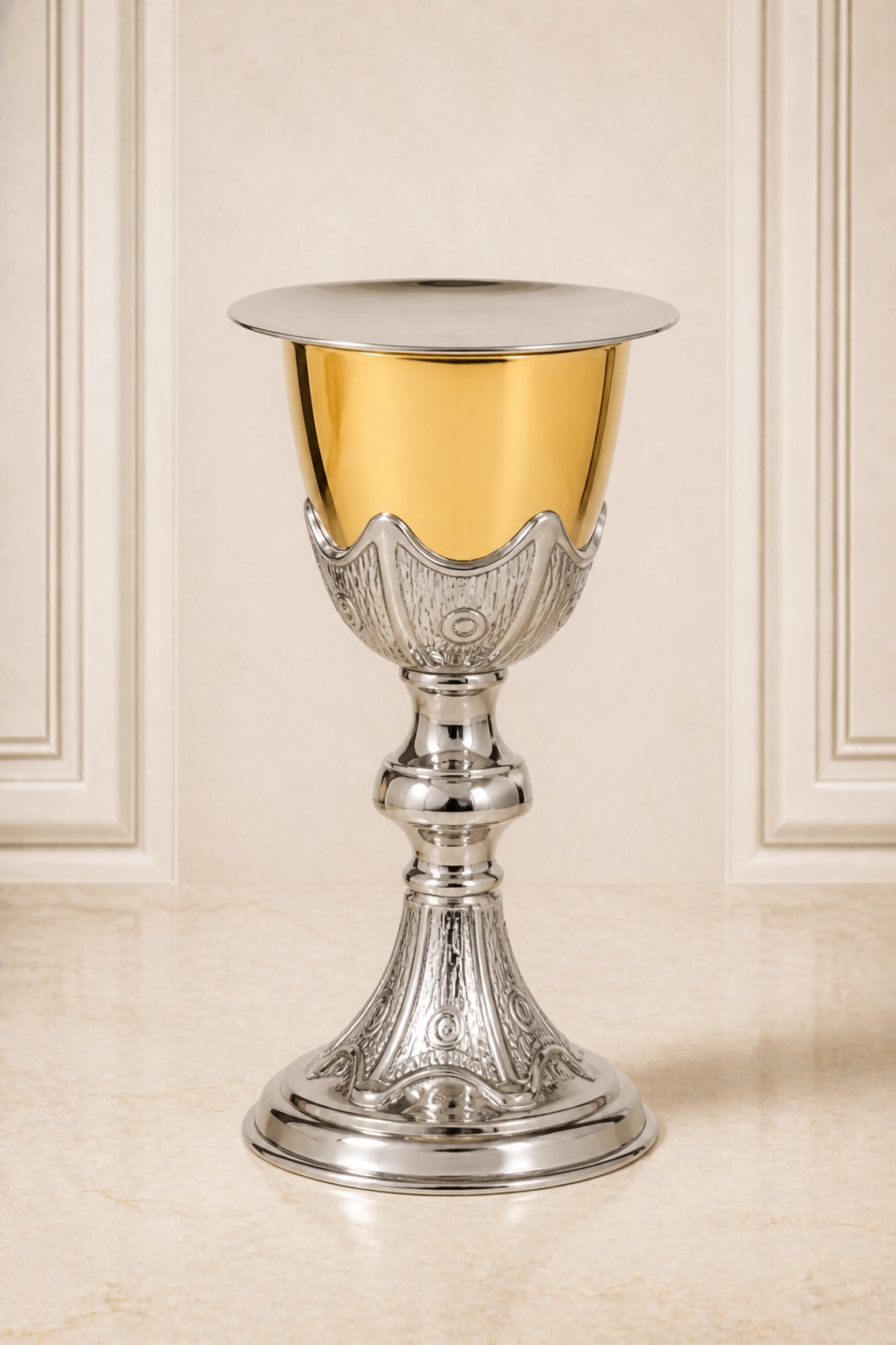 caliz-liturgico-lumen-ref.-2127-lituarte Cáliz litúrgico bicolor con patena superior, borde dorado brillante, relieves festoneados plateados en la copa y base acampanada ornamentada