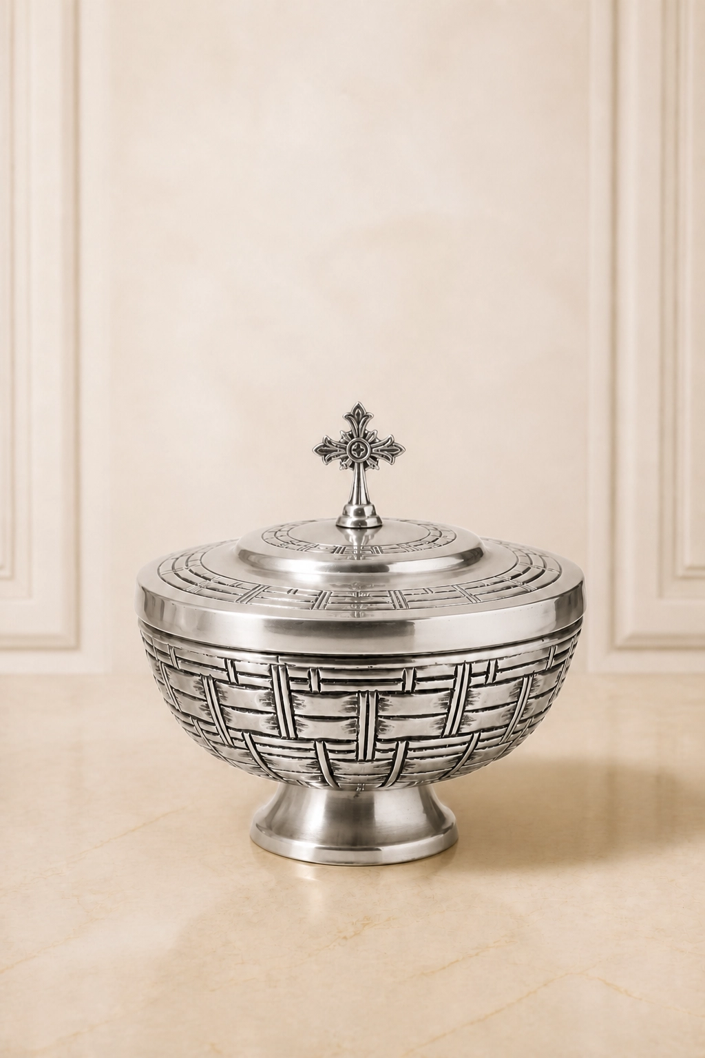 patena-copon-con-tapa-cruz-y-relieves Custodia litúrgica con rayos dorados ondulados, brazos plateados ornamentados, piedras circonias, asta tallada y base decorada