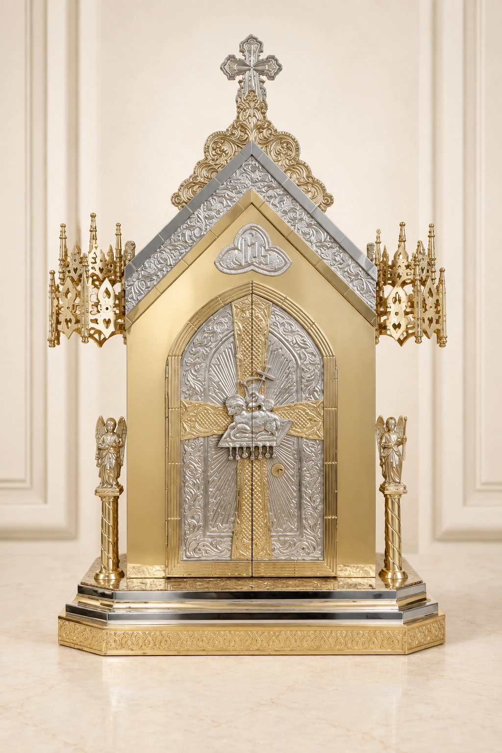 Sagrario Lituarte Ref. 4087 de diseño vertical con puertas ojivales, crucifijo central, remate triangular con cruz y ángeles laterales.
