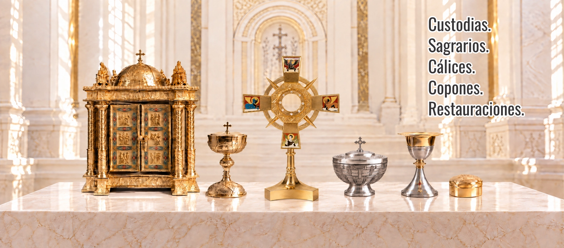 articulos-liturgicos-lituarte-altar-iglesia Colección de seis artículos litúrgicos Lituarte organizada sobre un altar de mármol en un entorno de iglesia de estilo clásico.